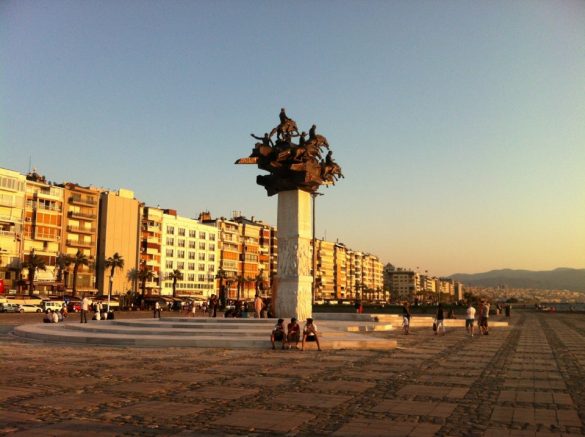 İzmir Gündoğdu Meydanı Konak