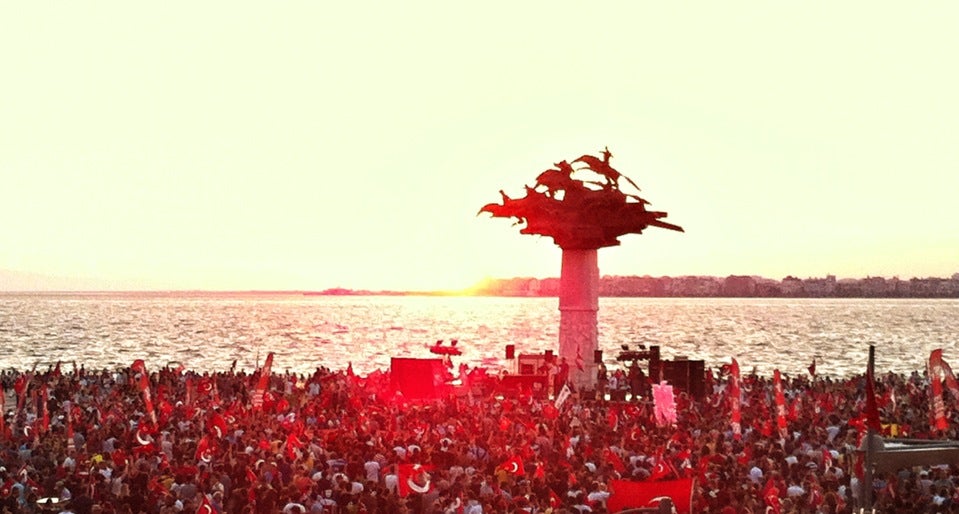 İzmir Gündoğdu Meydanı Toplantı