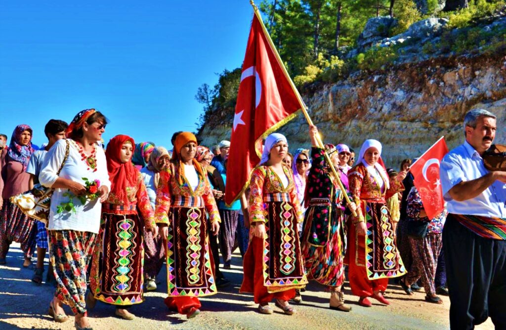 Gulnar Yoruk Turkmen Kultur Ve Elma Uzum Badem Festivali