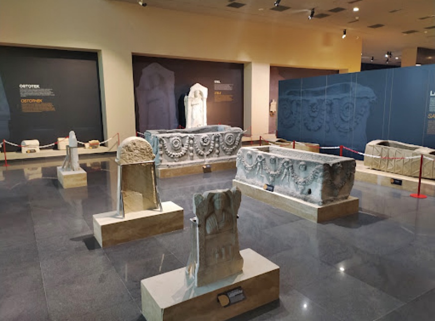 Uşak Arkeoloji Müzesinde Yer Alan Eserler